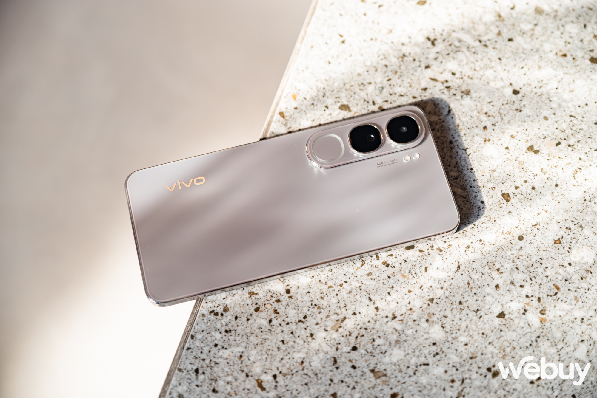 Cận cảnh vivo V40 Lite: Đẹp sang bất ngờ, bền bỉ với IP64 và sạc nhanh 80W, vẫn sở hữu vòng sáng Aura thông minh, giá 8.5tr đồng- Ảnh 2. Cận cảnh vivo V40 Lite: Đẹp sang bất ngờ, bền bỉ với IP64 và sạc nhanh 80W, vẫn sở hữu vòng sáng Aura thông minh, giá 8.5tr đồng- Ảnh 2.