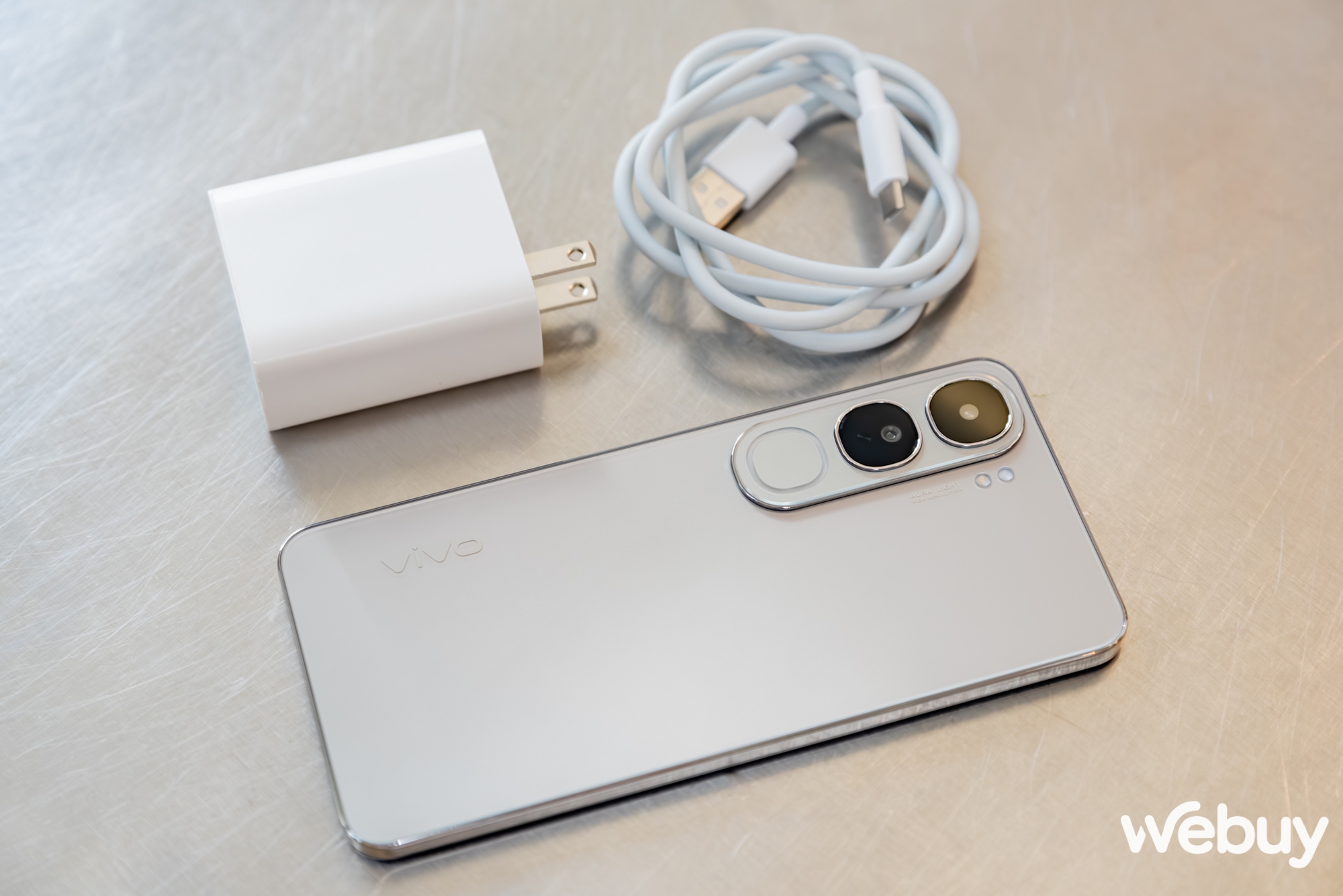 Cận cảnh vivo V40 Lite: Đẹp sang bất ngờ, bền bỉ với IP64 và sạc nhanh 80W, vẫn sở hữu vòng sáng Aura thông minh, giá 8.5tr đồng- Ảnh 28. Cận cảnh vivo V40 Lite: Đẹp sang bất ngờ, bền bỉ với IP64 và sạc nhanh 80W, vẫn sở hữu vòng sáng Aura thông minh, giá 8.5tr đồng- Ảnh 28.