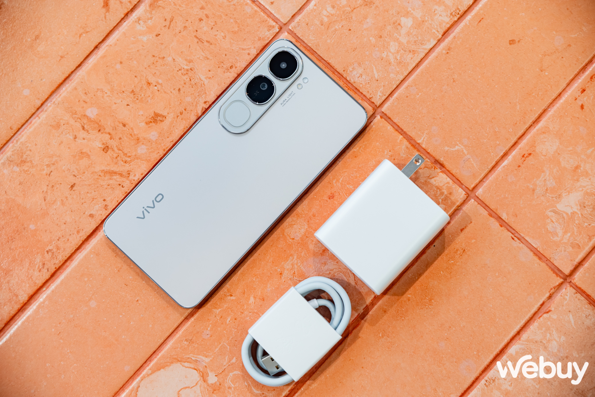 Cận cảnh vivo V40 Lite: Đẹp sang bất ngờ, bền bỉ với IP64 và sạc nhanh 80W, vẫn sở hữu vòng sáng Aura thông minh, giá 8.5tr đồng- Ảnh 30. Cận cảnh vivo V40 Lite: Đẹp sang bất ngờ, bền bỉ với IP64 và sạc nhanh 80W, vẫn sở hữu vòng sáng Aura thông minh, giá 8.5tr đồng- Ảnh 30.