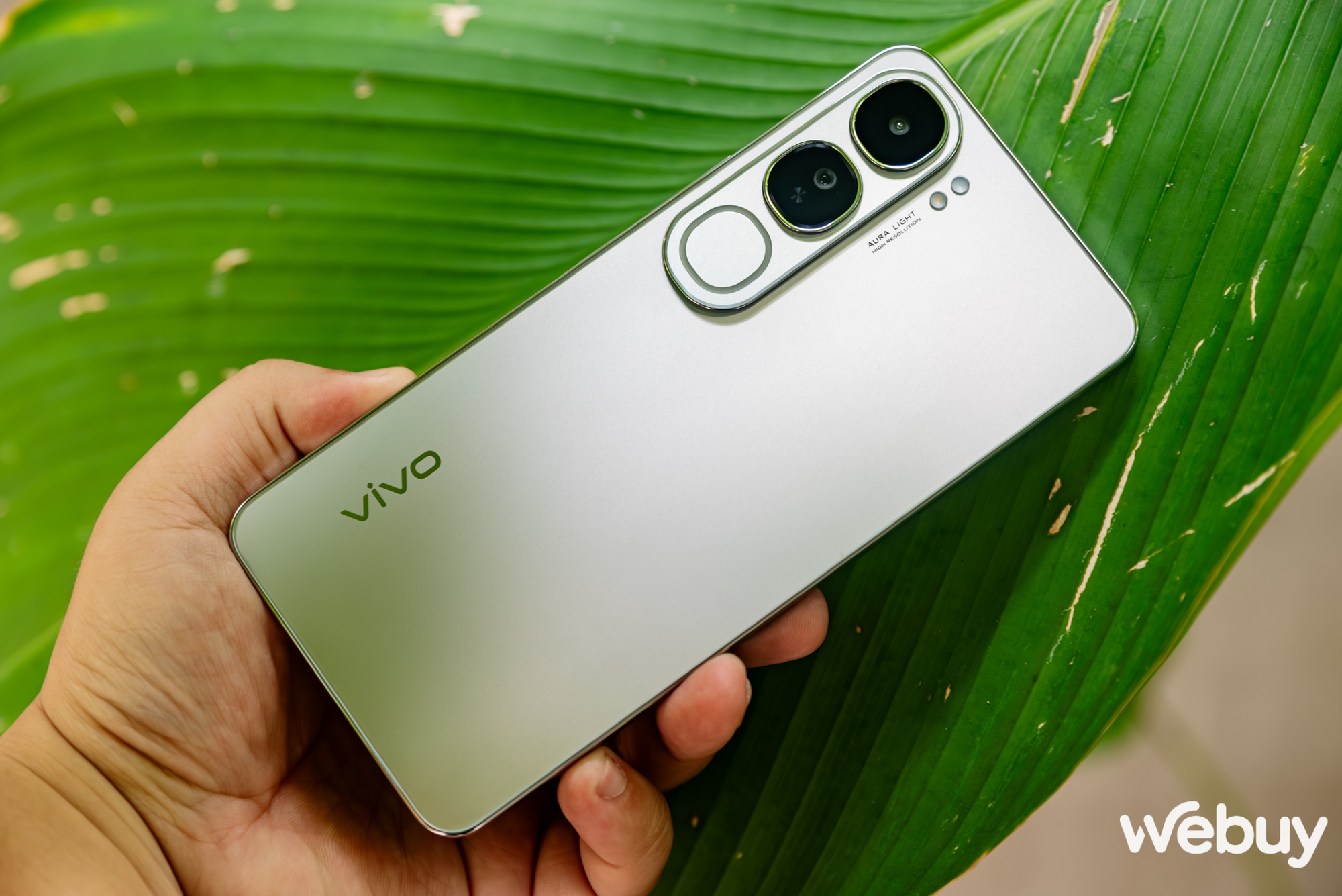 Cận cảnh vivo V40 Lite: Đẹp sang bất ngờ, bền bỉ với IP64 và sạc nhanh 80W, vẫn sở hữu vòng sáng Aura thông minh, giá 8.5tr đồng- Ảnh 4. Cận cảnh vivo V40 Lite: Đẹp sang bất ngờ, bền bỉ với IP64 và sạc nhanh 80W, vẫn sở hữu vòng sáng Aura thông minh, giá 8.5tr đồng- Ảnh 4.