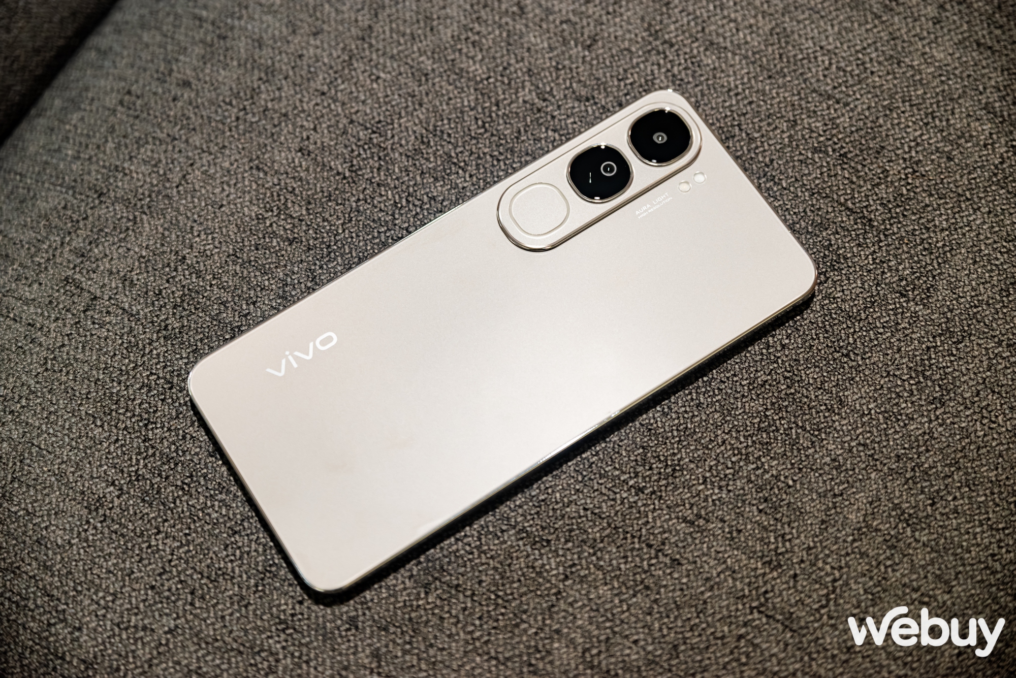 Cận cảnh vivo V40 Lite: Đẹp sang bất ngờ, bền bỉ với IP64 và sạc nhanh 80W, vẫn sở hữu vòng sáng Aura thông minh, giá 8.5tr đồng- Ảnh 31. Cận cảnh vivo V40 Lite: Đẹp sang bất ngờ, bền bỉ với IP64 và sạc nhanh 80W, vẫn sở hữu vòng sáng Aura thông minh, giá 8.5tr đồng- Ảnh 31.