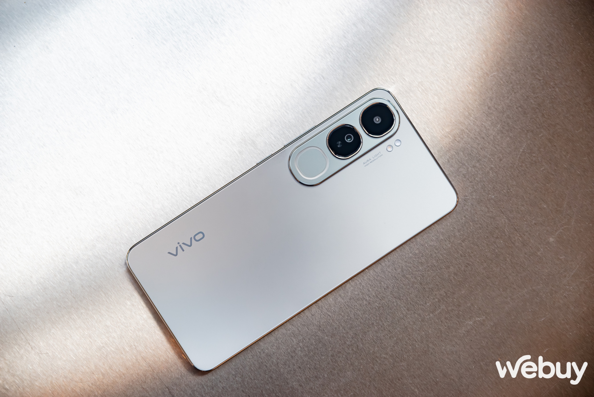 Cận cảnh vivo V40 Lite: Đẹp sang bất ngờ, bền bỉ với IP64 và sạc nhanh 80W, vẫn sở hữu vòng sáng Aura thông minh, giá 8.5tr đồng- Ảnh 5. Cận cảnh vivo V40 Lite: Đẹp sang bất ngờ, bền bỉ với IP64 và sạc nhanh 80W, vẫn sở hữu vòng sáng Aura thông minh, giá 8.5tr đồng- Ảnh 5.