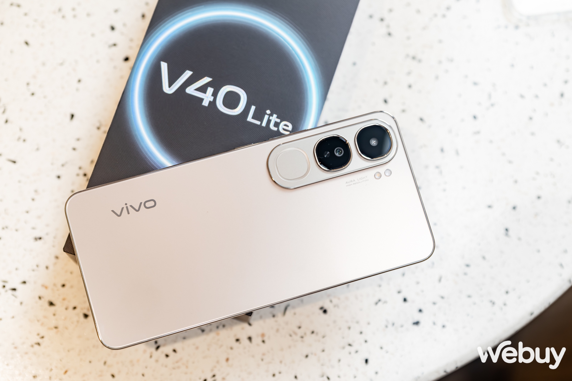 Cận cảnh vivo V40 Lite: Đẹp sang bất ngờ, bền bỉ với IP64 và sạc nhanh 80W, vẫn sở hữu vòng sáng Aura thông minh, giá 8.5tr đồng- Ảnh 8. Cận cảnh vivo V40 Lite: Đẹp sang bất ngờ, bền bỉ với IP64 và sạc nhanh 80W, vẫn sở hữu vòng sáng Aura thông minh, giá 8.5tr đồng- Ảnh 8.