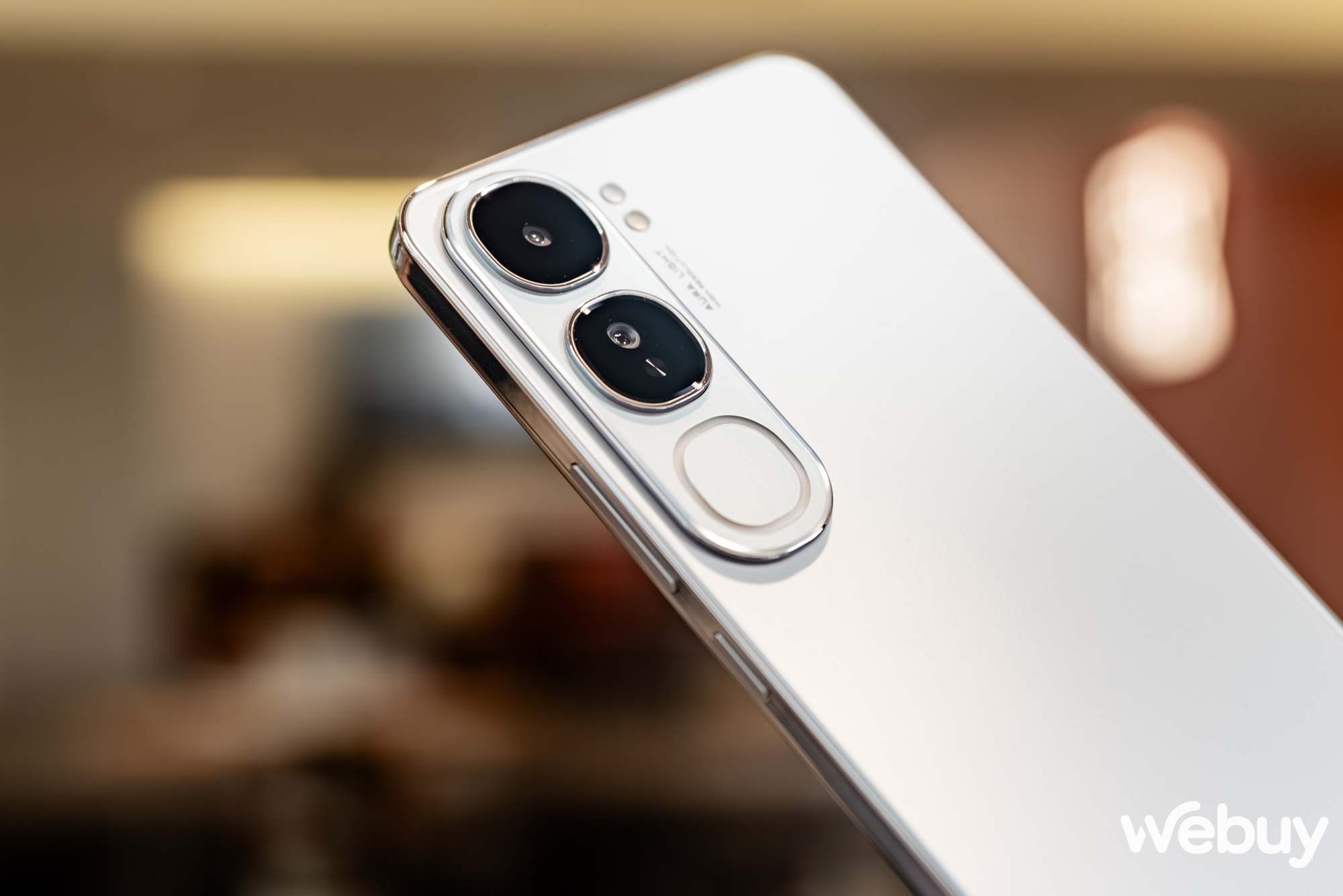 Cận cảnh vivo V40 Lite: Đẹp sang bất ngờ, bền bỉ với IP64 và sạc nhanh 80W, vẫn sở hữu vòng sáng Aura thông minh, giá 8.5tr đồng- Ảnh 9. Cận cảnh vivo V40 Lite: Đẹp sang bất ngờ, bền bỉ với IP64 và sạc nhanh 80W, vẫn sở hữu vòng sáng Aura thông minh, giá 8.5tr đồng- Ảnh 9.