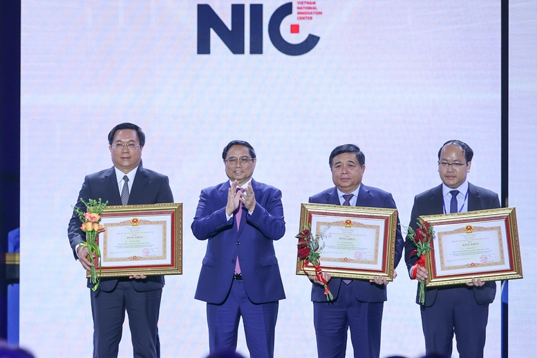 Thủ tướng: Đổi mới để bứt phá, vượt qua chính mình; sáng tạo để vươn xa, bay cao trong kỷ nguyên mới- Ảnh 4. Thủ tướng: Đổi mới để bứt phá, vượt qua chính mình; sáng tạo để vươn xa, bay cao trong kỷ nguyên mới- Ảnh 4.