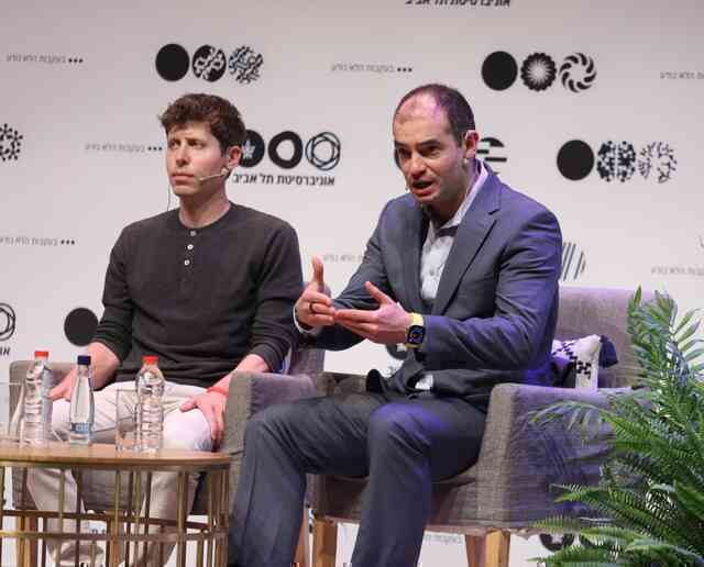 Vừa đoạt giải Nobel, “Cha đỡ đầu của AI” đã thẳng thừng chỉ trích Sam Altman, tuyên dương một học trò cũ vì từng sa thải CEO OpenAI- Ảnh 2. Vừa đoạt giải Nobel, “Cha đỡ đầu của AI” đã thẳng thừng chỉ trích Sam Altman, tuyên dương một học trò cũ vì từng sa thải CEO OpenAI- Ảnh 2.