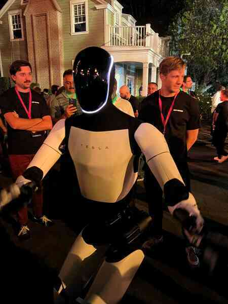 Video: Robot Optimus tương tác với khách đến tham dự sự kiện của Elon Musk