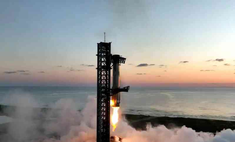 SpaceX làm nên lịch sử khi thu hồi thành công tên lửa đẩy Super Heavy