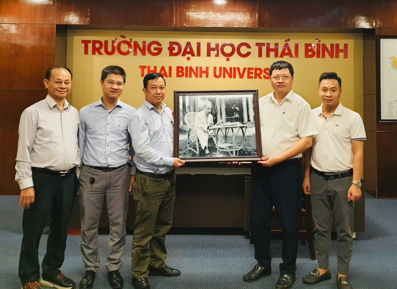 Tạp chí Thanh niên 62 năm xây dựng và phát triển, nâng tầm công tác lý luận gắn với nghiên cứu khoa học, xây dựng tòa soạn hội tụ đồng hành cùng thanh niên tiến bước vào kỷ nguyên mới- Ảnh 14. Tạp chí Thanh niên 62 năm xây dựng và phát triển, nâng tầm công tác lý luận gắn với nghiên cứu khoa học, xây dựng tòa soạn hội tụ đồng hành cùng thanh niên tiến bước vào kỷ nguyên mới- Ảnh 14.