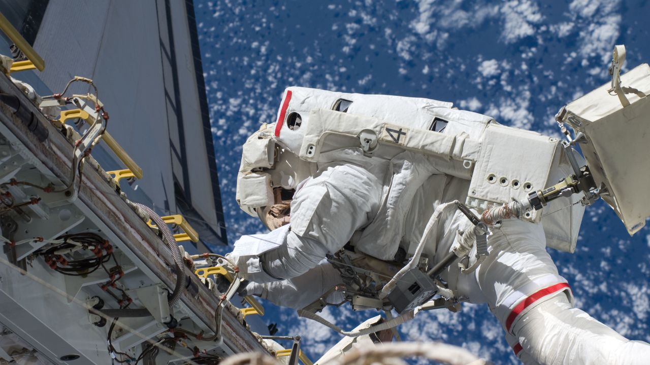 NASA cấm phi hành gia dùng TikTok, huấn luyện cả việc đăng bài trên mạng xã hội sao cho "ngầu"- Ảnh 5. NASA cấm phi hành gia dùng TikTok, huấn luyện cả việc đăng bài trên mạng xã hội sao cho "ngầu"- Ảnh 5.