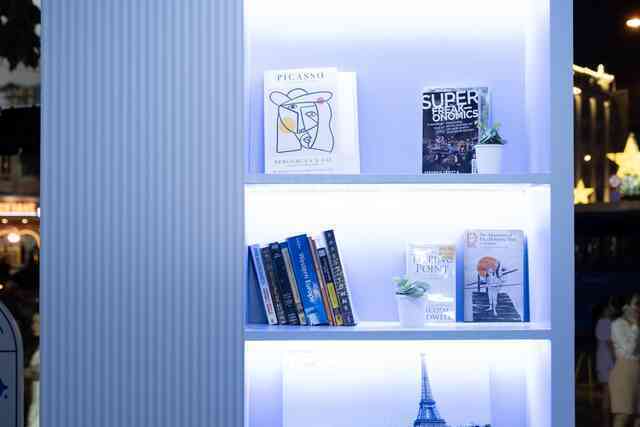 Giới trẻ hào hứng check-in Interactive Galaxy AI Cafe tại Saigon Centre: Chỉ một chạm, chia sẻ muôn cảm xúc- Ảnh 2. Giới trẻ hào hứng check-in Interactive Galaxy AI Cafe tại Saigon Centre: Chỉ một chạm, chia sẻ muôn cảm xúc- Ảnh 2.
