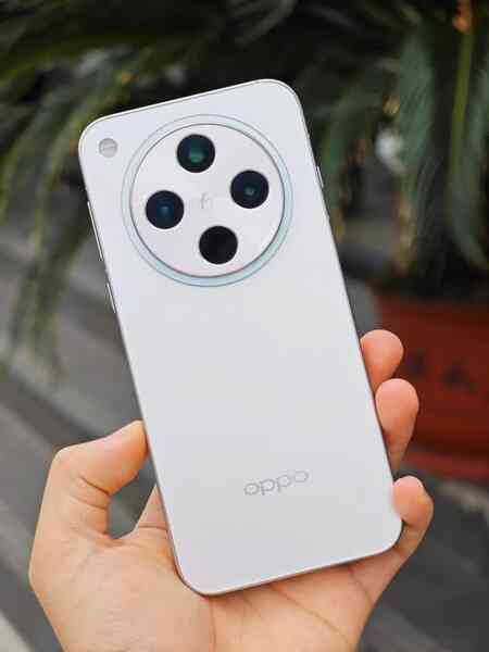Lần đầu tiên một chiếc smartphone được tặng kèm cục sạc xịn thế này- Ảnh 3. Lần đầu tiên một chiếc smartphone được tặng kèm cục sạc xịn thế này- Ảnh 3.