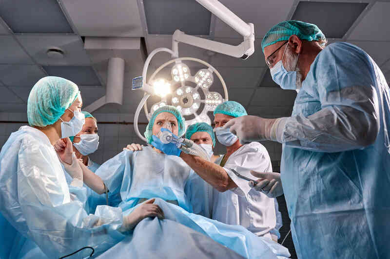 Người đàn ông ngỡ đã chết bất ngờ tỉnh dậy trong phòng mổ, khi các bác sĩ đang tiến hành lấy nội tạng của anh ấy