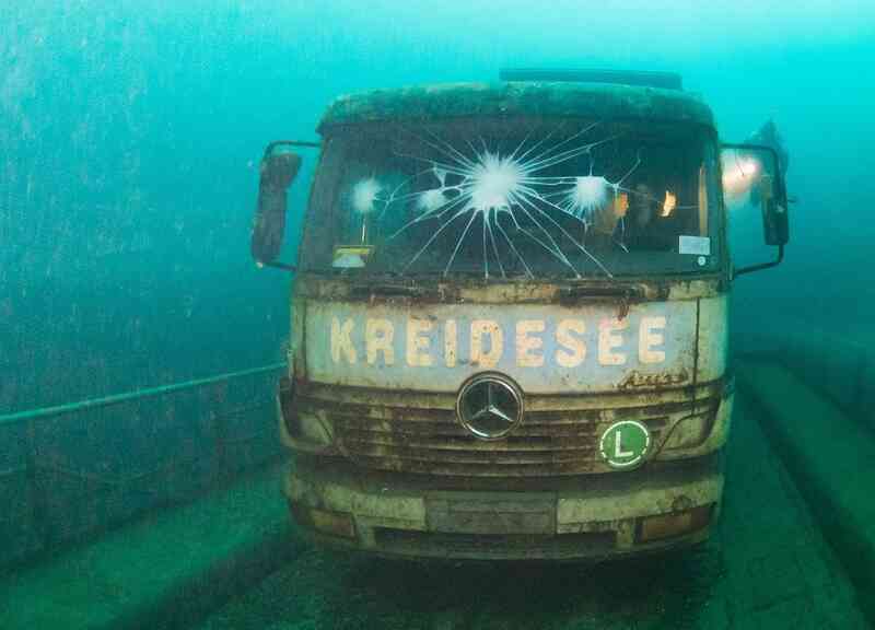 Kreidesee: Thiên đường dưới nước từ mỏ đá cũ với những di tích công nghiệp độc đáo- Ảnh 2. Kreidesee: Thiên đường dưới nước từ mỏ đá cũ với những di tích công nghiệp độc đáo- Ảnh 2.