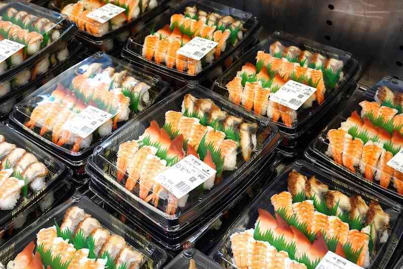 Mấy cái hộp nhựa đen đựng sushi trong siêu thị, trông thì ngon, nhưng độc hại cỡ nào?