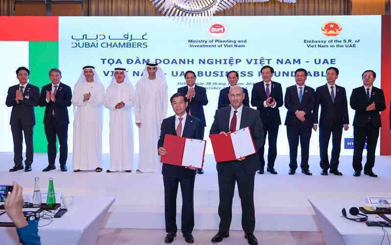Vingroup, VinFast ký cùng lúc 4 thỏa thuận chiến lược với các đối tác hàng đầu Trung Đông- Ảnh 2. Vingroup, VinFast ký cùng lúc 4 thỏa thuận chiến lược với các đối tác hàng đầu Trung Đông- Ảnh 2.