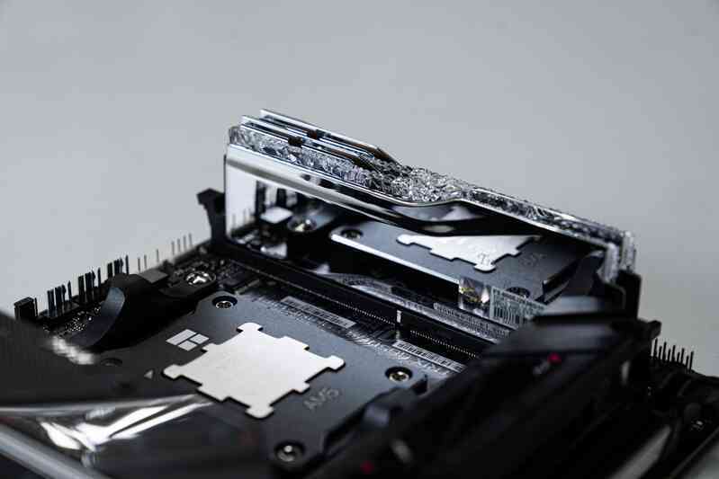 Đánh giá G.Skill TridentZ5 Royal Neo 6000MHz CL28: kit RAM DDR5 sang chảnh dành cho cấu hình AMD chơi game- Ảnh 8. Đánh giá G.Skill TridentZ5 Royal Neo 6000MHz CL28: kit RAM DDR5 sang chảnh dành cho cấu hình AMD chơi game- Ảnh 8.