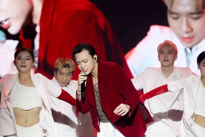 Gala Better Choice Awards 2024: "Kẻ cắp trái tim" Soobin Hoàng Sơn vừa cất giọng đã bóp nghẹt trái tim người hâm mộ- Ảnh 2. Gala Better Choice Awards 2024: "Kẻ cắp trái tim" Soobin Hoàng Sơn vừa cất giọng đã bóp nghẹt trái tim người hâm mộ- Ảnh 2.