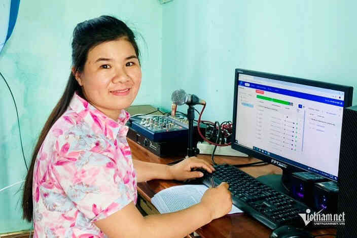 Phút hoảng hồn của nữ phát thanh viên khi già làng dọa đổ cơm xuống suối