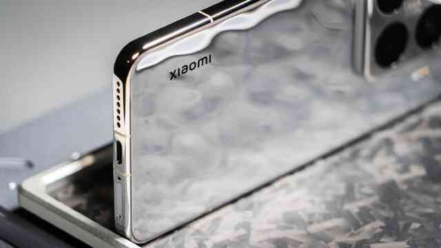 Cận cảnh Xiaomi 15 phiên bản "Ánh Bạc" với mặt lưng dòng chảy cực lạ mắt- Ảnh 7. Cận cảnh Xiaomi 15 phiên bản "Ánh Bạc" với mặt lưng dòng chảy cực lạ mắt- Ảnh 7.