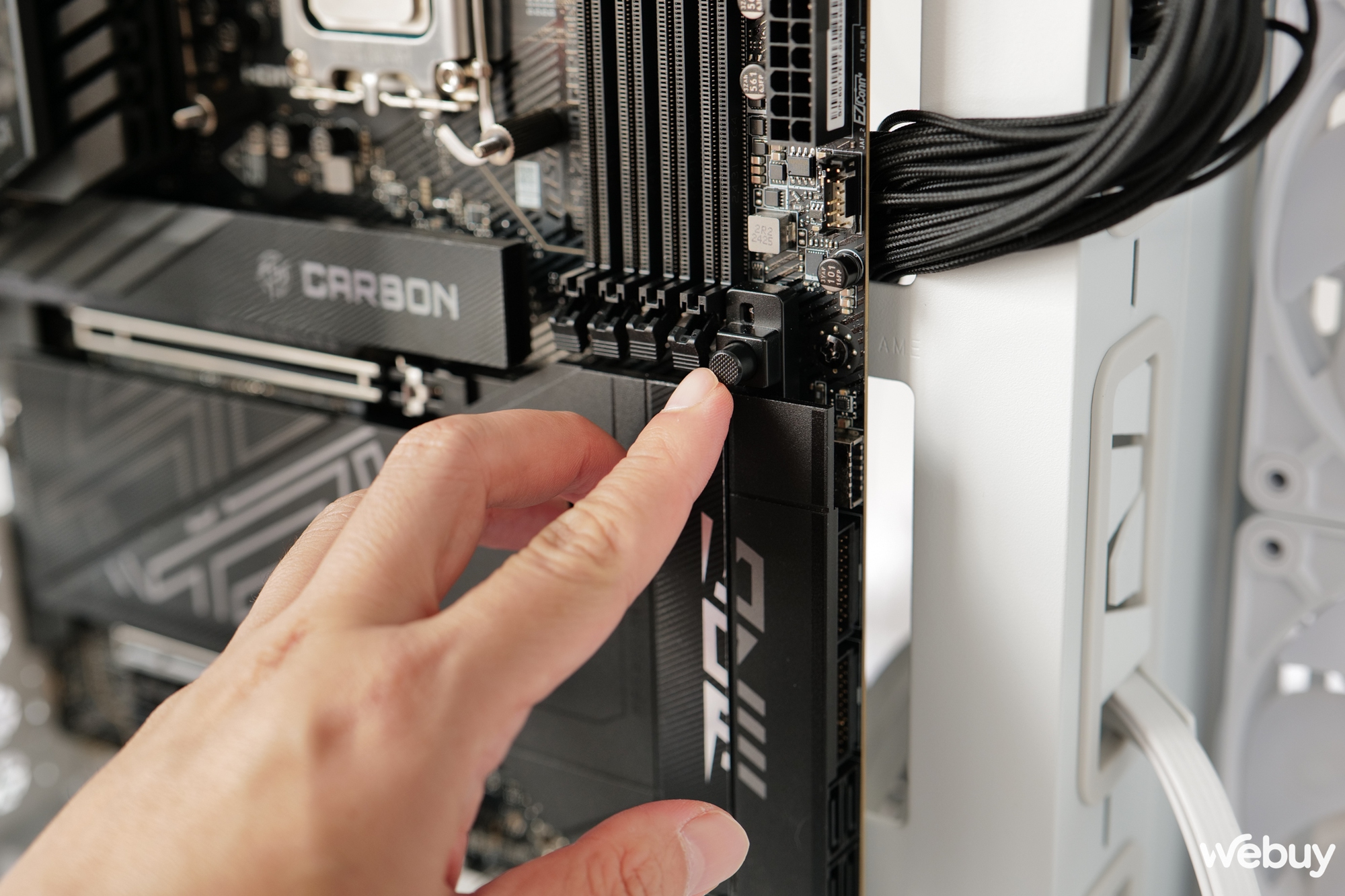 Trên tay MSI MPG Z890 CARBON WIFI: Thêm một lựa chọn bo mạch chủ dành cho Intel Core Ultra 200S có tính tiện lợi cao- Ảnh 9. Trên tay MSI MPG Z890 CARBON WIFI: Thêm một lựa chọn bo mạch chủ dành cho Intel Core Ultra 200S có tính tiện lợi cao- Ảnh 9.