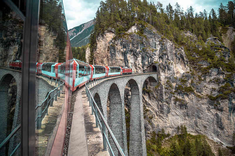 Glacier Express: 'Tàu tốc hành' chậm nhất thế giới, mất 8 giờ để đi gần 300 km!- Ảnh 2. Glacier Express: 'Tàu tốc hành' chậm nhất thế giới, mất 8 giờ để đi gần 300 km!- Ảnh 2.