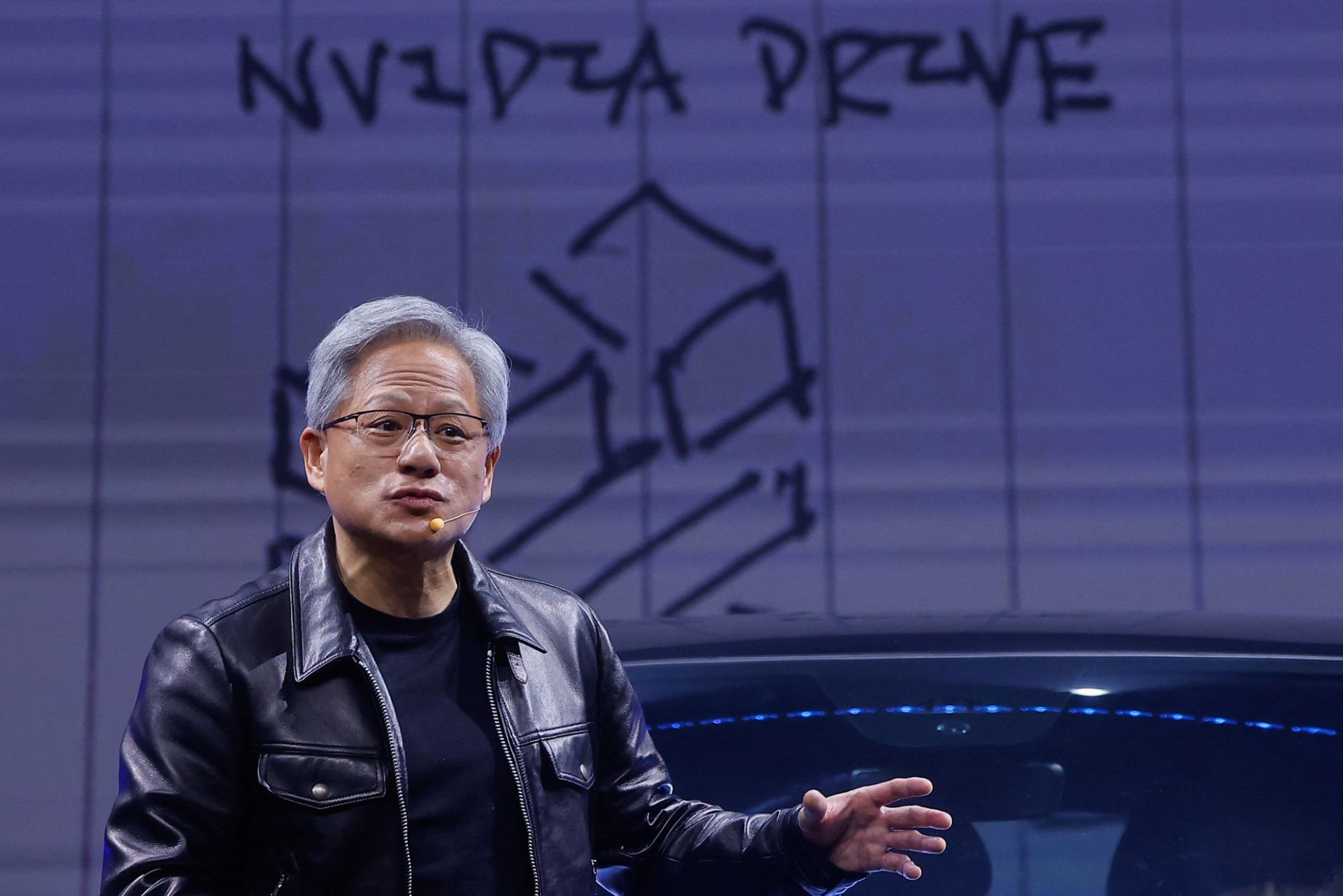 Tài sản CEO Nvidia Jensen Huang vượt mặt Intel: Đủ sức mua lại 'Đội Xanh' và vẫn còn dư hàng tỷ đô!