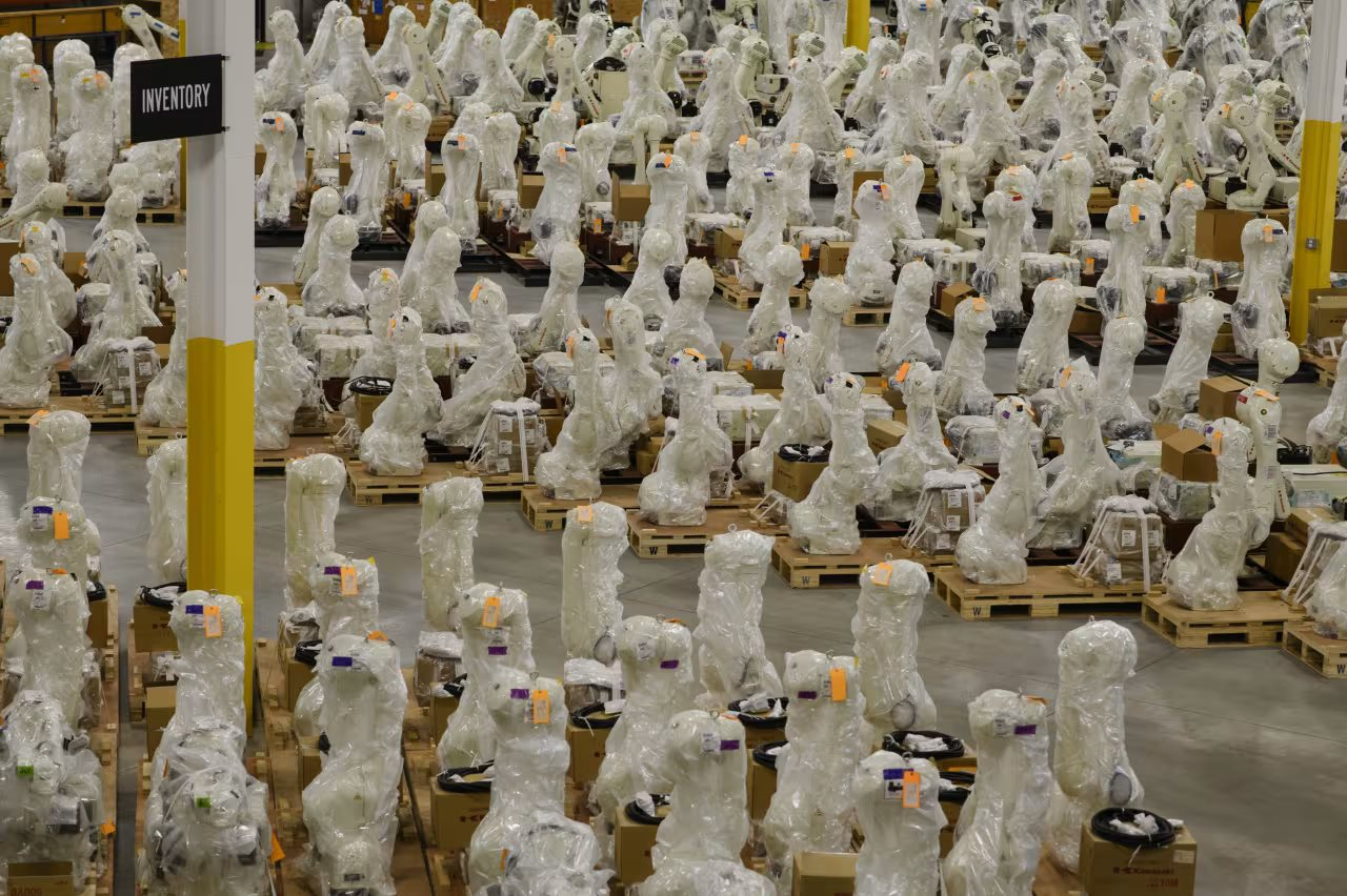 Đến Robot cũng thất nghiệp: Kinh tế khó khăn, thị trường xe điện giảm nhiệt phơi bày thực tế 'thuê nhân công hợp lý hơn là máy móc'- Ảnh 3. Đến Robot cũng thất nghiệp: Kinh tế khó khăn, thị trường xe điện giảm nhiệt phơi bày thực tế 'thuê nhân công hợp lý hơn là máy móc'- Ảnh 3.