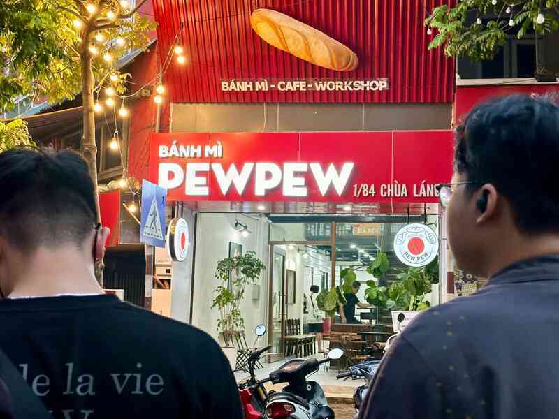 Thức giấc 6h sáng, xếp hàng "săn" bánh mì PewPew, streamer làm một điều cho fan