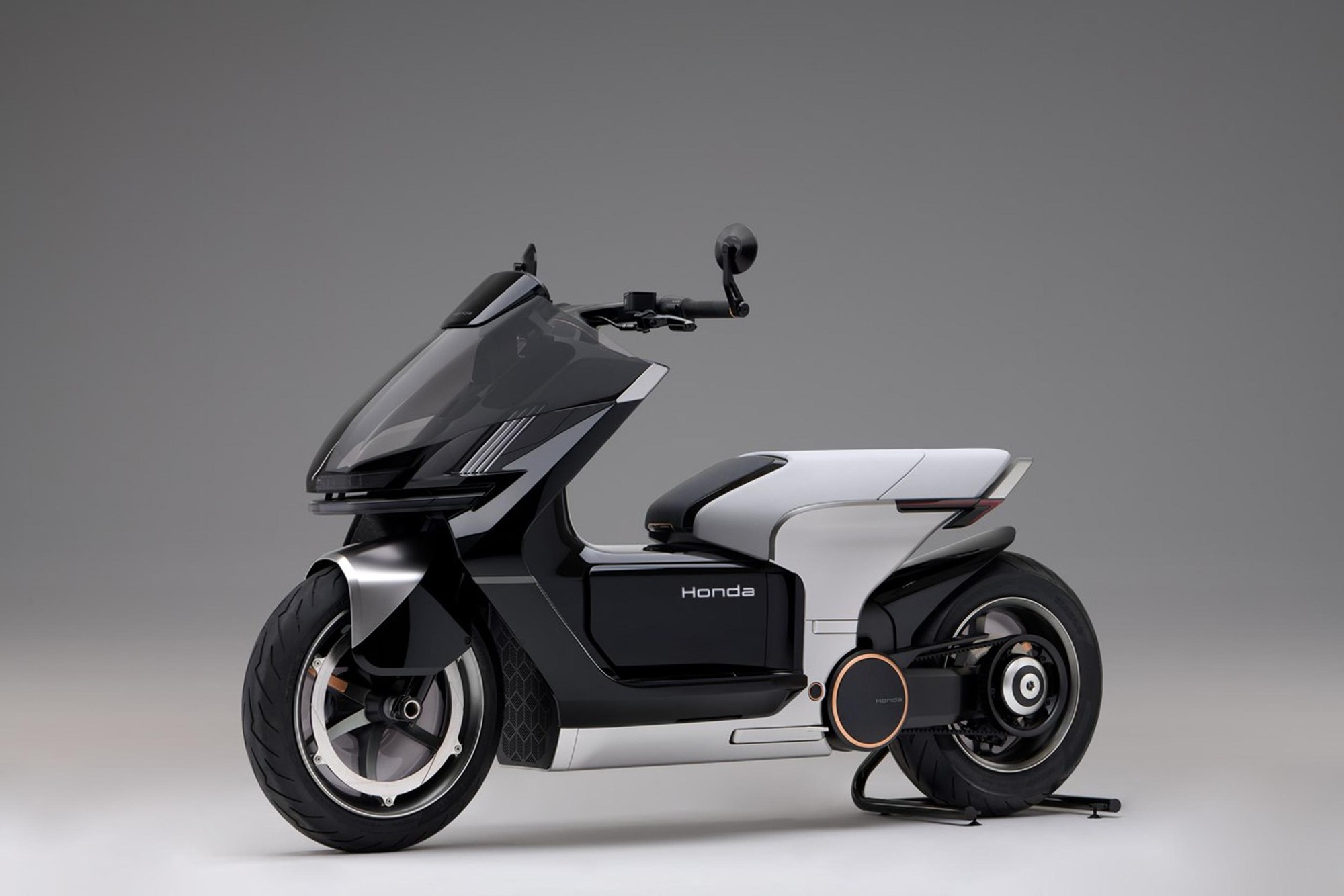 Honda chính thức bước vào cuộc đua xe máy điện hiệu suất cao với EV Fun Concept và EV Urban Concept