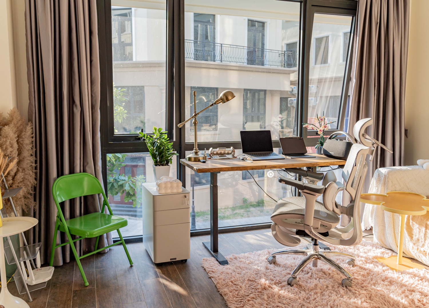 Cô gái Hà Nội đam mê decor góc làm việc tại nhà: Xinh xắn điệu đà nhưng vẫn nhiều công năng, có cả chỗ ngồi chill như quán cà phê
