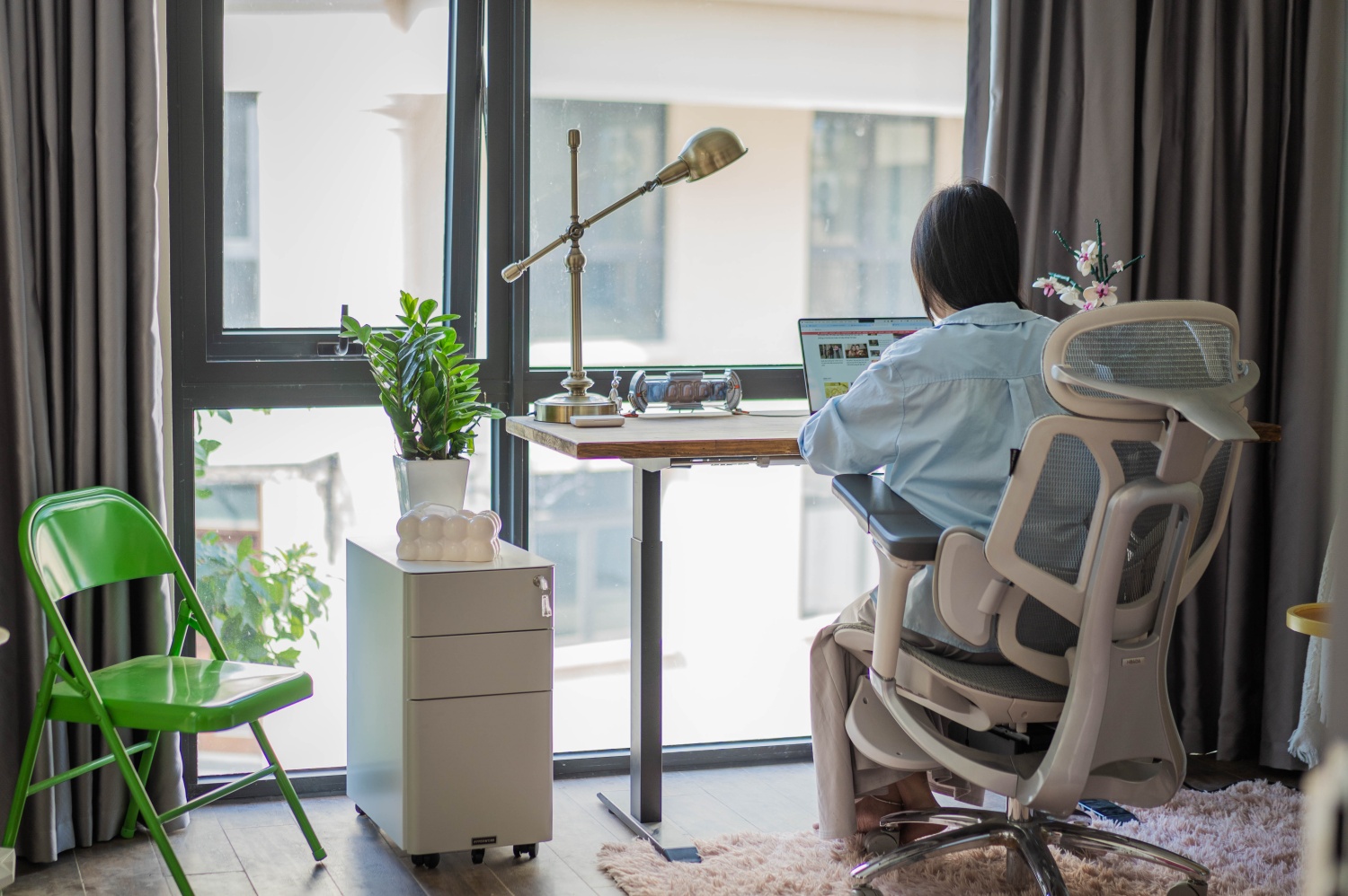 Cô gái Hà Nội mê decor góc làm việc tại nhà: Vừa xinh xắn lại vừa nhiều công năng, có cả chỗ ngồi Cô gái Hà Nội mê decor góc làm việc tại nhà: Vừa xinh xắn lại vừa nhiều công năng, có cả chỗ ngồi