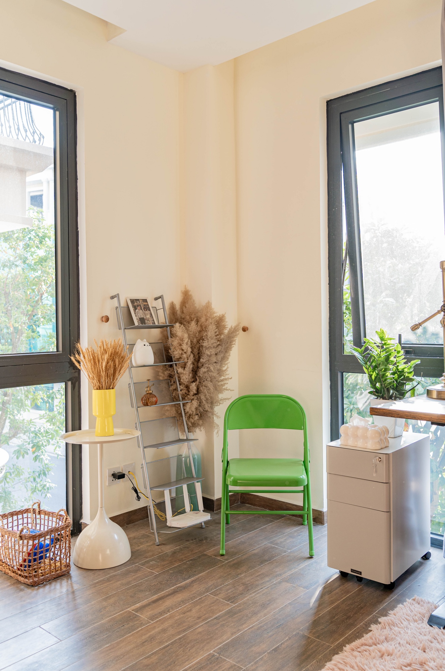 Cô gái Hà Nội đam mê decor góc làm việc tại nhà: Xinh xắn điệu đà nhưng vẫn nhiều công năng, có cả chỗ ngồi chill như quán cà phê- Ảnh 3. Cô gái Hà Nội đam mê decor góc làm việc tại nhà: Xinh xắn điệu đà nhưng vẫn nhiều công năng, có cả chỗ ngồi chill như quán cà phê- Ảnh 3.