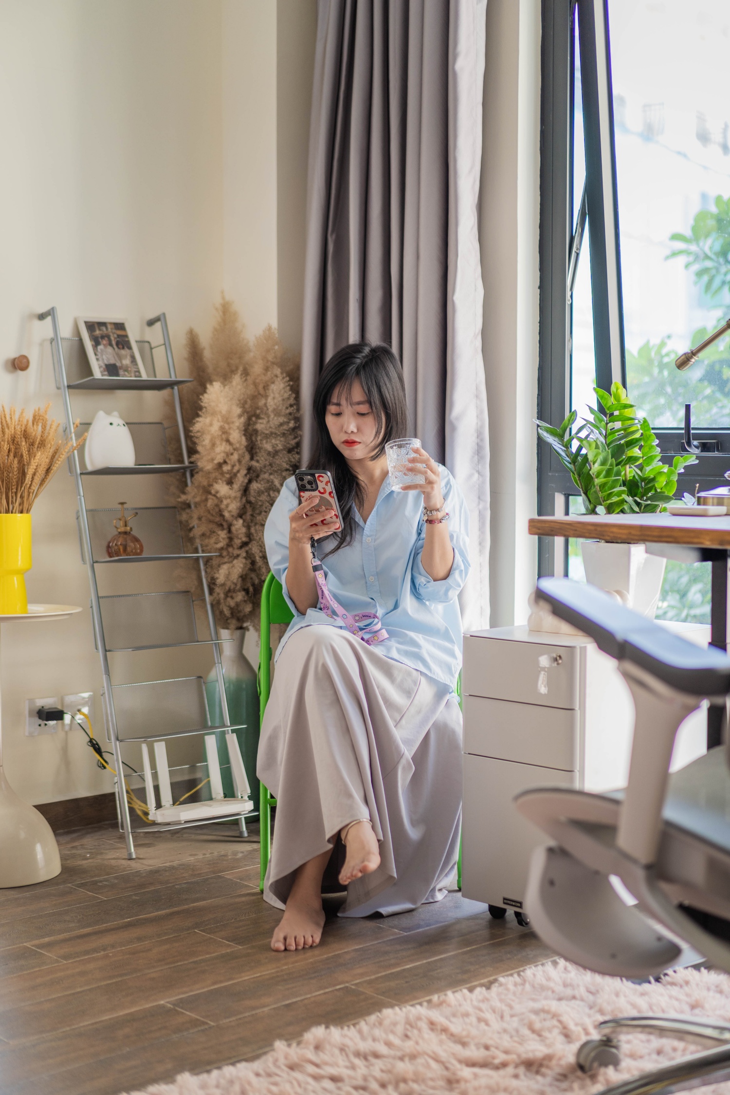 Cô gái Hà Nội đam mê decor góc làm việc tại nhà: Xinh xắn điệu đà nhưng vẫn nhiều công năng, có cả chỗ ngồi chill như quán cà phê- Ảnh 4. Cô gái Hà Nội đam mê decor góc làm việc tại nhà: Xinh xắn điệu đà nhưng vẫn nhiều công năng, có cả chỗ ngồi chill như quán cà phê- Ảnh 4.