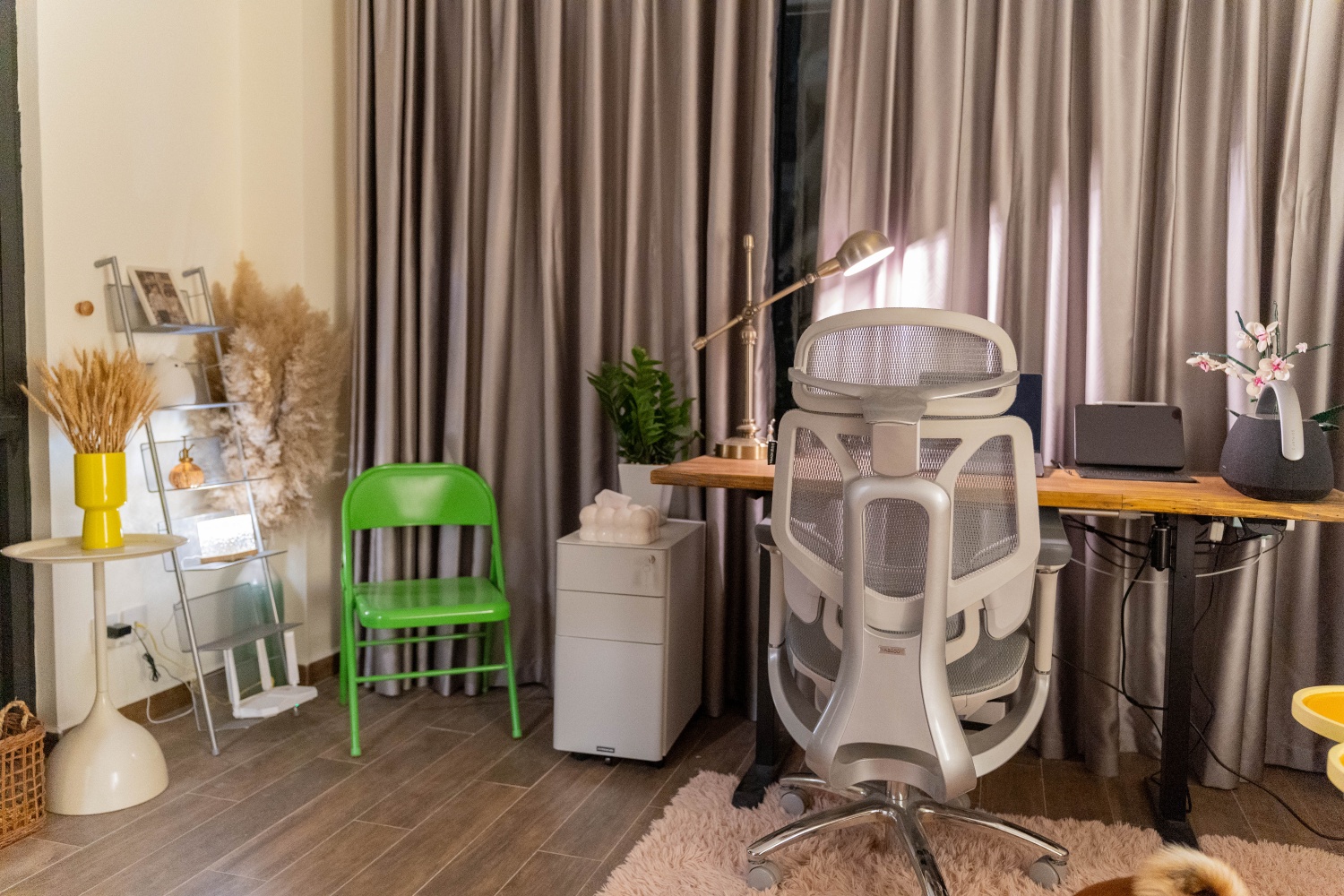 Cô gái Hà Nội mê decor góc làm việc tại nhà: Vừa xinh xắn lại vừa nhiều công năng, có cả chỗ ngồi Cô gái Hà Nội mê decor góc làm việc tại nhà: Vừa xinh xắn lại vừa nhiều công năng, có cả chỗ ngồi
