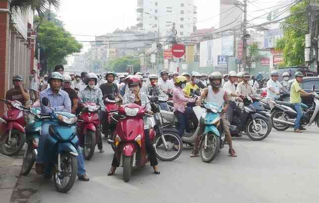 Hà Nội cấm xe máy cũ, ô tô, xe buýt chạy dầu trong vùng phát thải thấp