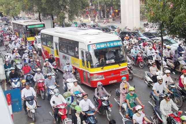 Hà Nội cấm xe máy cũ, ô tô, xe buýt chạy dầu trong vùng phát thải thấp- Ảnh 2. Hà Nội cấm xe máy cũ, ô tô, xe buýt chạy dầu trong vùng phát thải thấp- Ảnh 2.