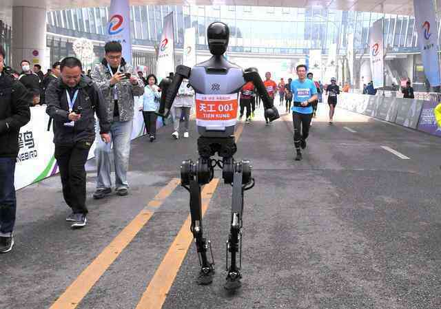Robot hình người tham gia giải chạy ở Trung Quốc- Ảnh 2. Robot hình người tham gia giải chạy ở Trung Quốc- Ảnh 2.