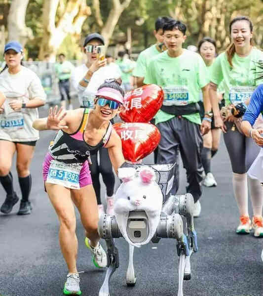 Robot hình người tham gia giải chạy ở Trung Quốc- Ảnh 5. Robot hình người tham gia giải chạy ở Trung Quốc- Ảnh 5.