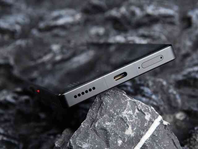Cận cảnh smartphone chơi game pin 7.050mAh, camera ẩn màn hình, chip Snapdragon 8 Elite cực mạnh, giá ngang iPhone 16- Ảnh 11. Cận cảnh smartphone chơi game pin 7.050mAh, camera ẩn màn hình, chip Snapdragon 8 Elite cực mạnh, giá ngang iPhone 16- Ảnh 11.