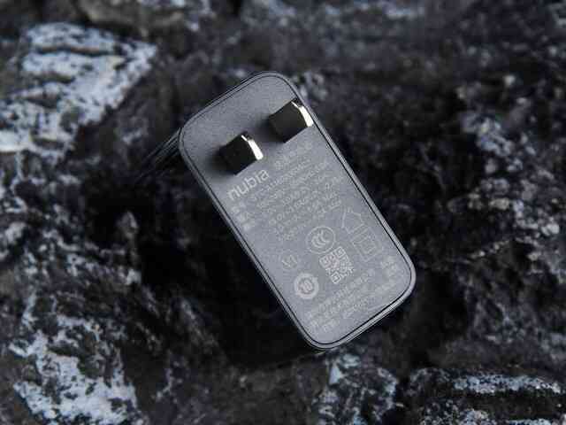 Cận cảnh smartphone chơi game pin 7.050mAh, camera ẩn màn hình, chip Snapdragon 8 Elite cực mạnh, giá ngang iPhone 16- Ảnh 12. Cận cảnh smartphone chơi game pin 7.050mAh, camera ẩn màn hình, chip Snapdragon 8 Elite cực mạnh, giá ngang iPhone 16- Ảnh 12.