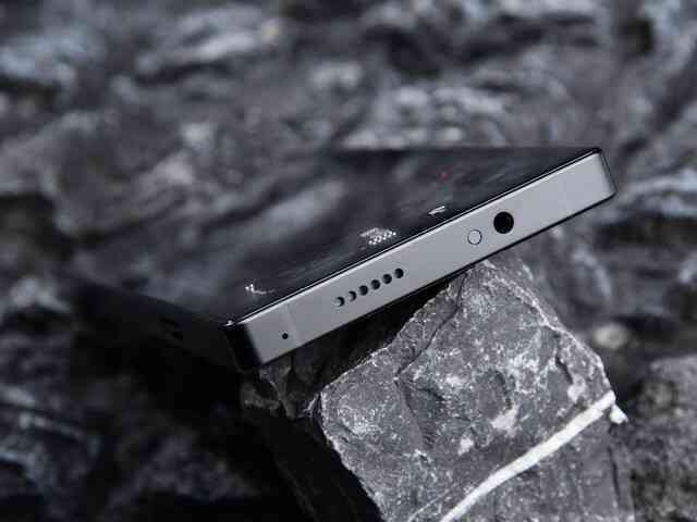 Cận cảnh smartphone chơi game pin 7.050mAh, camera ẩn màn hình, chip Snapdragon 8 Elite cực mạnh, giá ngang iPhone 16- Ảnh 10. Cận cảnh smartphone chơi game pin 7.050mAh, camera ẩn màn hình, chip Snapdragon 8 Elite cực mạnh, giá ngang iPhone 16- Ảnh 10.