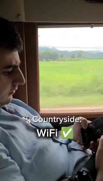 Nói du lịch Việt Nam wifi rất tệ, hai khách Tây nỗ lực chứng minh bạn đã lầm to, đến cả đồng lúa còn có mạng để dùng- Ảnh 5. Nói du lịch Việt Nam wifi rất tệ, hai khách Tây nỗ lực chứng minh bạn đã lầm to, đến cả đồng lúa còn có mạng để dùng- Ảnh 5.