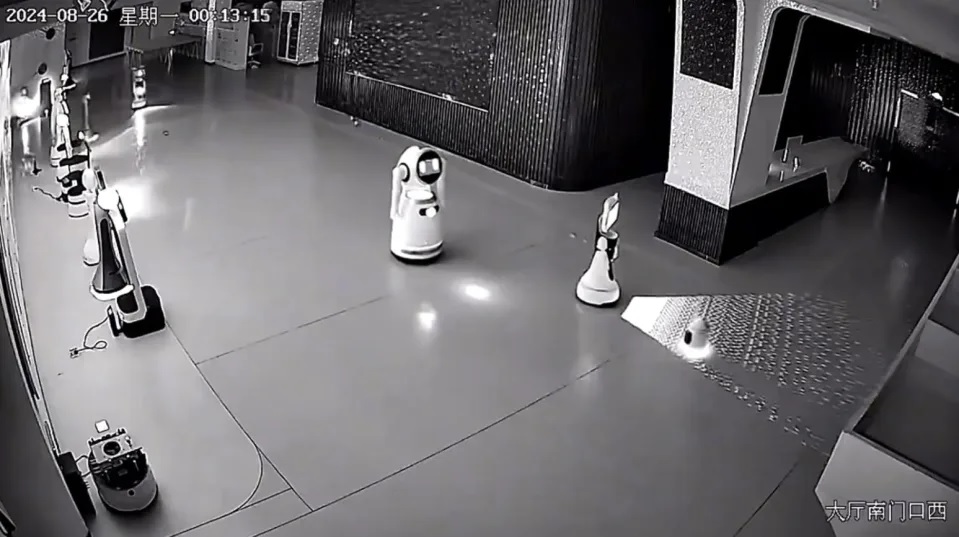 Theo thời gian được ghi nhận trên camera giám sát, vụ việc đã xảy ra từ tháng 8 năm nay. Ảnh: YouTube Theo thời gian được ghi nhận trên camera giám sát, vụ việc đã xảy ra từ tháng 8 năm nay. Ảnh: YouTube