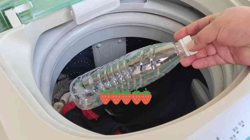 Bỏ 1 chai nhựa rỗng vào máy giặt, tôi công nhận người nghĩ ra mẹo này có IQ "đỉnh nóc"