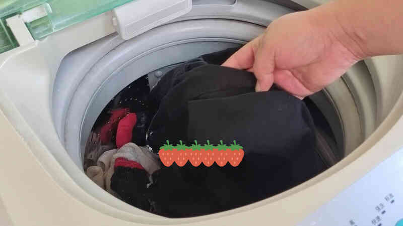 Bỏ 1 chai nhựa rỗng vào máy giặt, tôi công nhận người nghĩ ra mẹo này có IQ Bỏ 1 chai nhựa rỗng vào máy giặt, tôi công nhận người nghĩ ra mẹo này có IQ