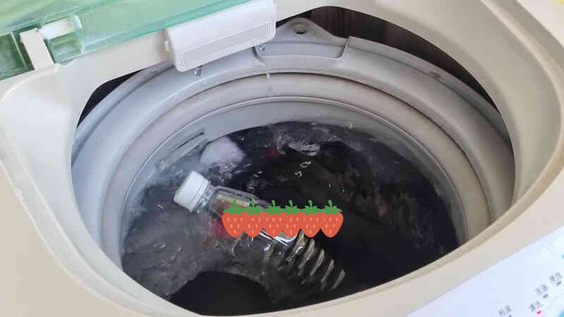 Bỏ 1 chai nhựa rỗng vào máy giặt, tôi công nhận người nghĩ ra mẹo này có IQ Bỏ 1 chai nhựa rỗng vào máy giặt, tôi công nhận người nghĩ ra mẹo này có IQ
