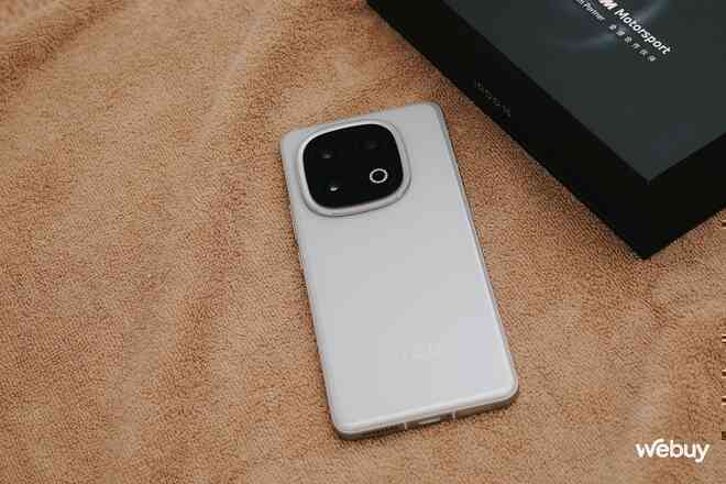 Flagship giờ rẻ như điện thoại tầm trung: Giá hơn 14 triệu nhưng có Snapdragon 8 Elite "3 triệu điểm AnTuTu", chống nước IP69, vân tay siêu âm, pin 6.150mAh- Ảnh 6. Flagship giờ rẻ như điện thoại tầm trung: Giá hơn 14 triệu nhưng có Snapdragon 8 Elite "3 triệu điểm AnTuTu", chống nước IP69, vân tay siêu âm, pin 6.150mAh- Ảnh 6.