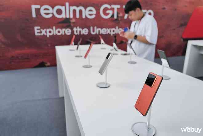 Trên tay realme GT7 Pro với thiết kế mới: Snapdragon 8 Elite cực mạnh, pin siêu khủng 6.500mAh, có một nâng cấp đáng giá sẽ thành xu hướng của năm sau- Ảnh 18. Trên tay realme GT7 Pro với thiết kế mới: Snapdragon 8 Elite cực mạnh, pin siêu khủng 6.500mAh, có một nâng cấp đáng giá sẽ thành xu hướng của năm sau- Ảnh 18.