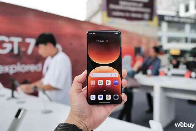 Trên tay realme GT7 Pro với thiết kế mới: Snapdragon 8 Elite cực mạnh, pin siêu khủng 6.500mAh, có một nâng cấp đáng giá sẽ thành xu hướng của năm sau- Ảnh 9. Trên tay realme GT7 Pro với thiết kế mới: Snapdragon 8 Elite cực mạnh, pin siêu khủng 6.500mAh, có một nâng cấp đáng giá sẽ thành xu hướng của năm sau- Ảnh 9.